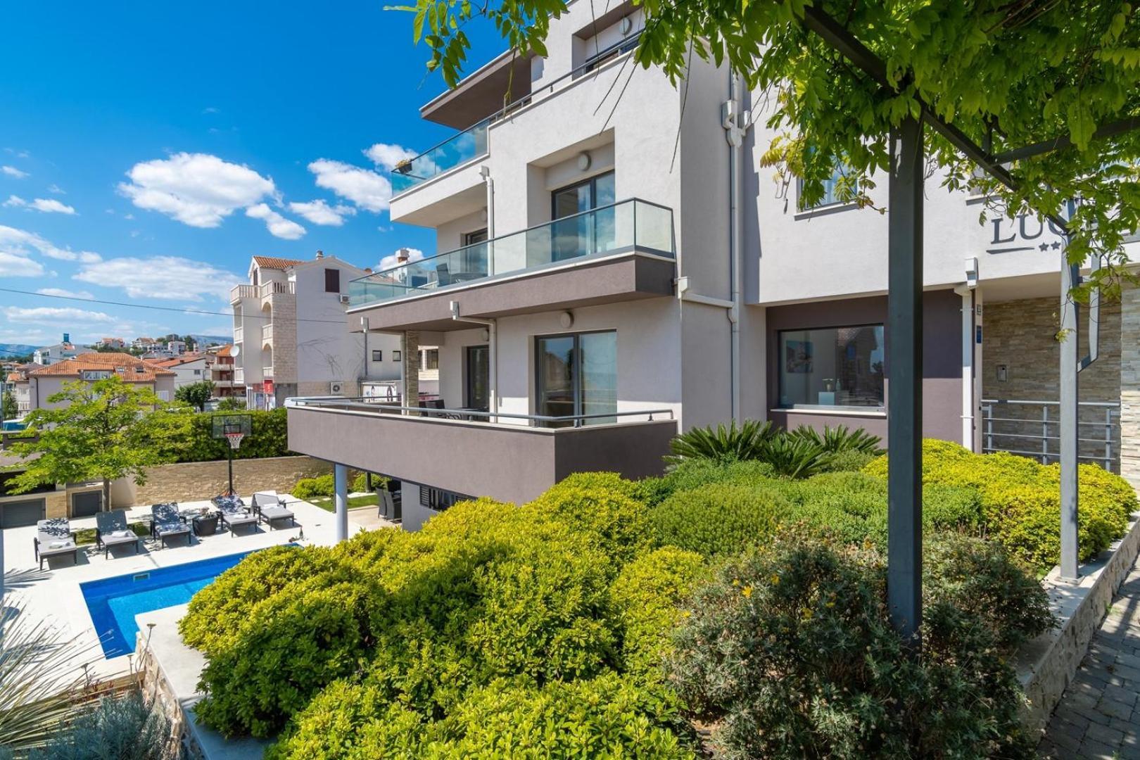Luxury Villa Lucas With Heated Pool, Whirlpool, Sauna, 14 Pax Podstrana Exteriör bild