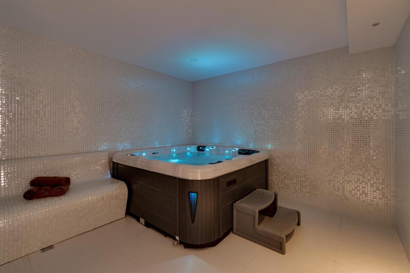 Luxury Villa Lucas With Heated Pool, Whirlpool, Sauna, 14 Pax Podstrana Exteriör bild
