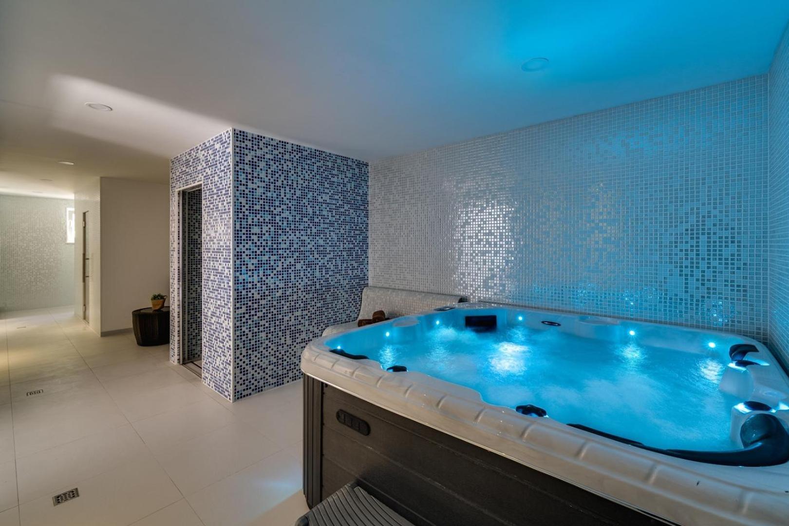 Luxury Villa Lucas With Heated Pool, Whirlpool, Sauna, 14 Pax Podstrana Exteriör bild